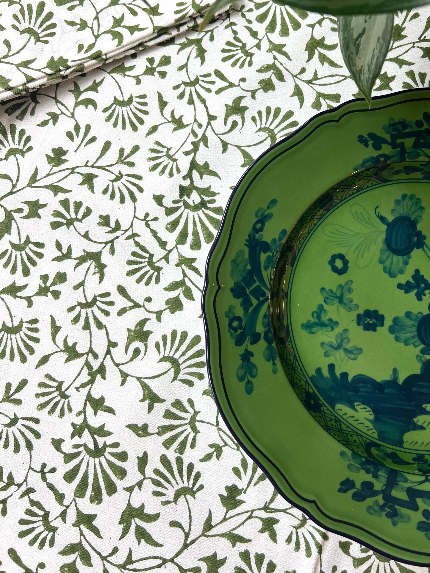 Trailing Florets Rectangular Tablecloth in Green