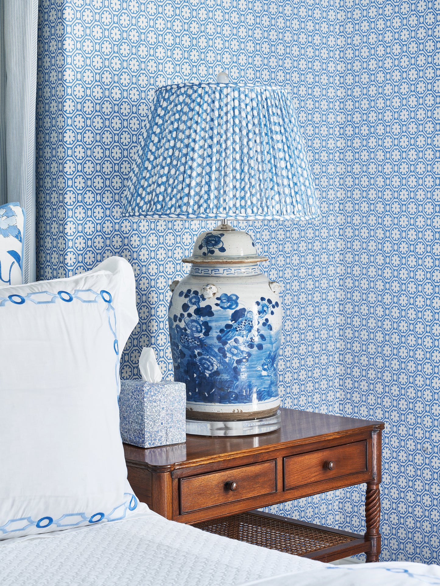 Temple Jar Flower Bird Motif Lamp