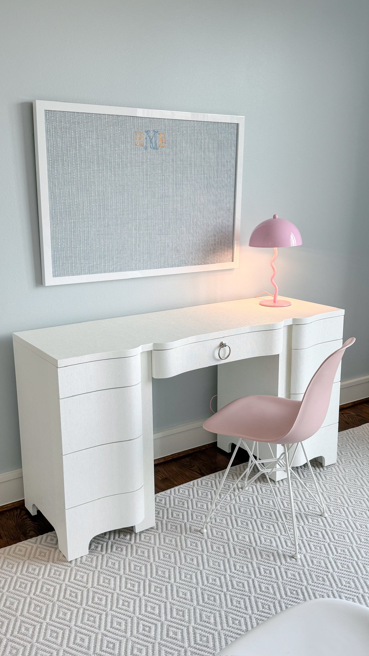 Bouquet Desk in Chiffon White