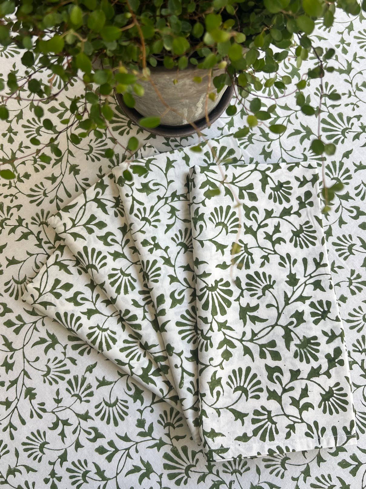 Trailing Florets Rectangular Tablecloth in Green