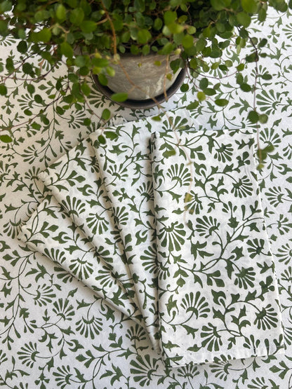 Trailing Florets Rectangular Tablecloth in Green